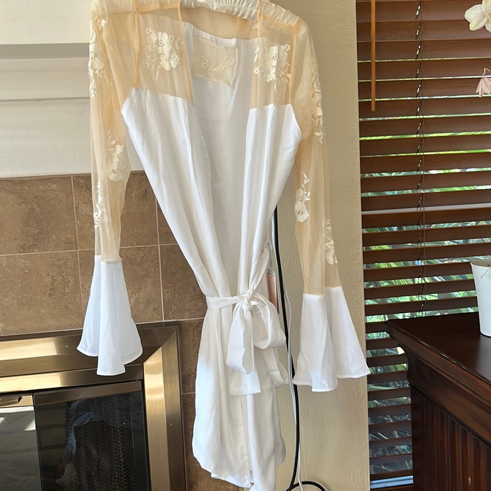 New with tags! Beautiful robe for the BRIDE!